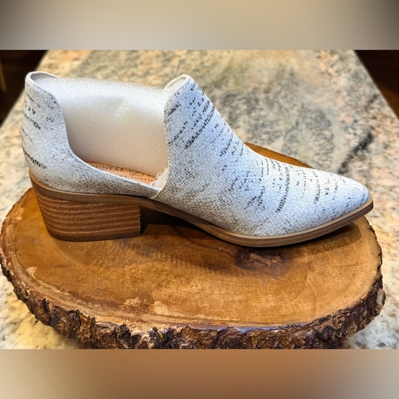 Chinese Laundry Fortune Lizard ankle boot with snake print. Size 6.5. New - Picture 8 of 12